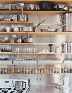 mueble de cocina con estantes de madera